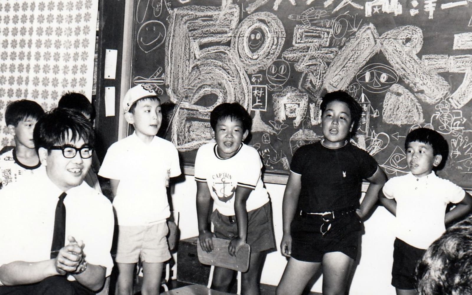 Around this time, Mr. Mukoyama dedicated his efforts to “creating free and equal classrooms,”
focusing on educational activities beyond subject teaching. (Mukoyama Classroom “Big Party” 1972)