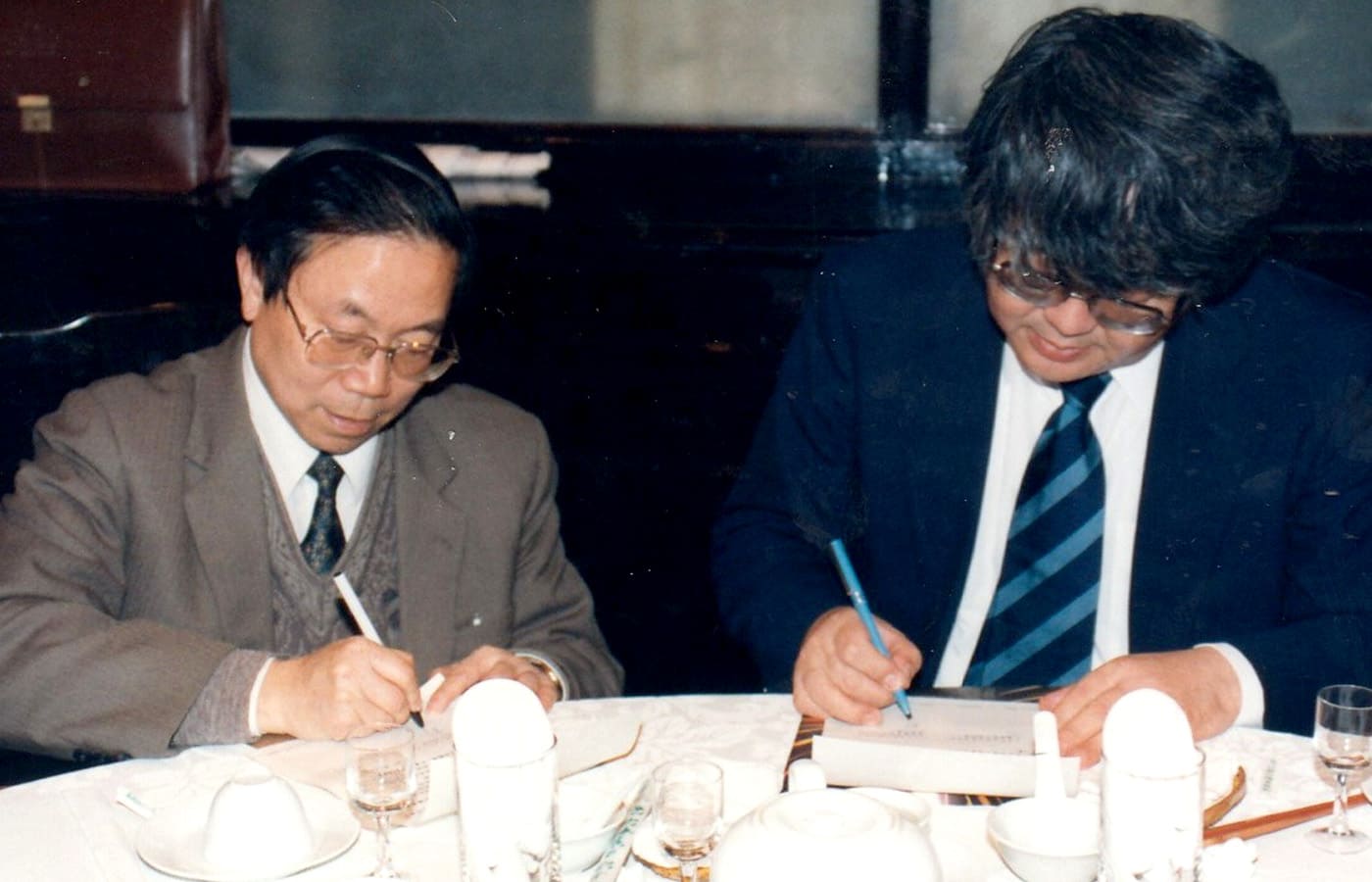 上海師範大学学長との調印式（中国上海市 1998）