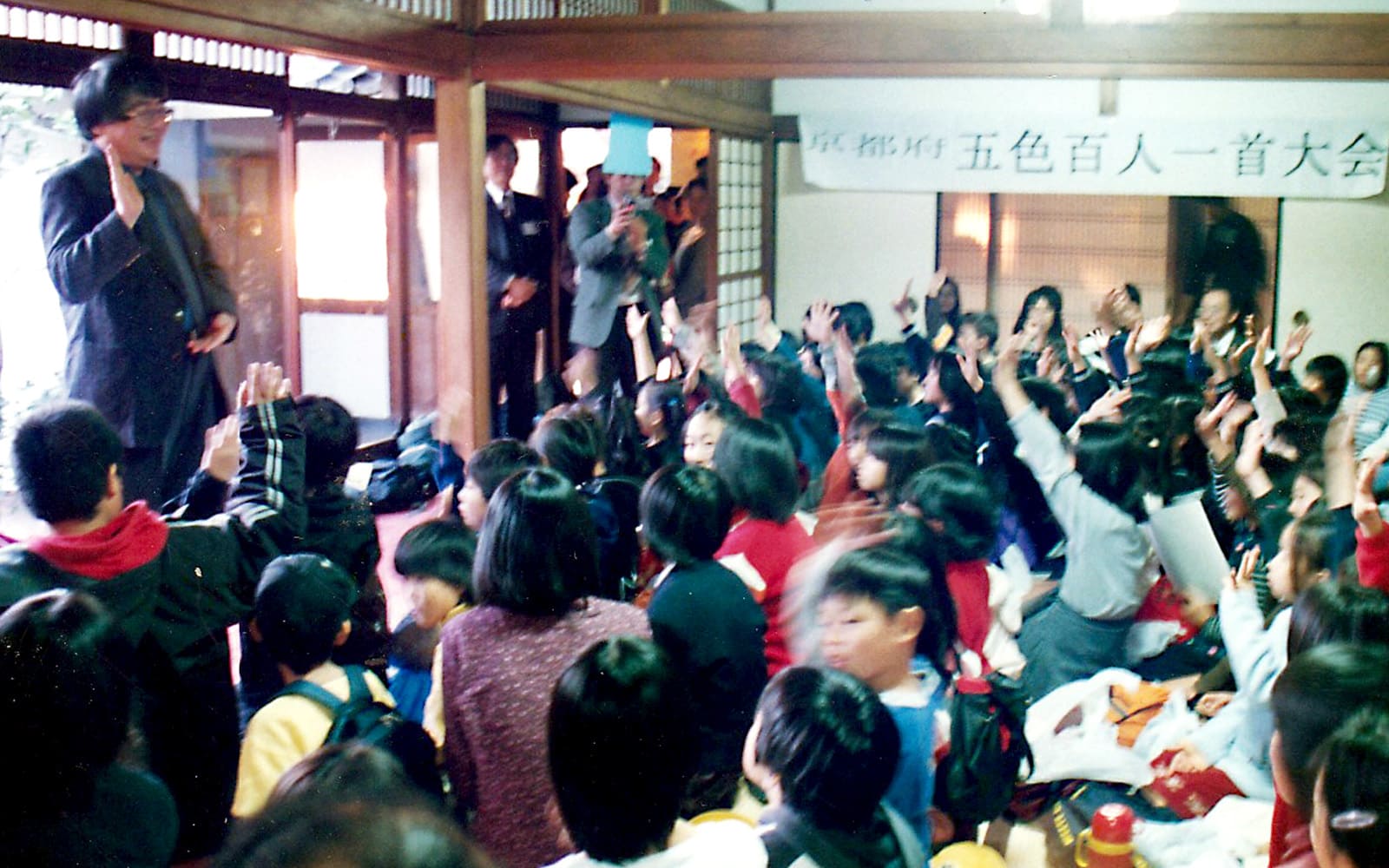 「五色百人一首 京都大会」でスピーチをする向山（2000）